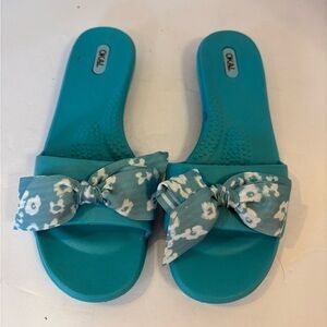 Oka b.  turquoise blue bow accent flip flops sandals size M/L
